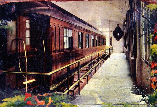Postikortti, joka kuvaa junavaunua, jossa aselepo allekirjoitettiin Rethondesissa Compiegnen metsässä 11. marraskuuta 1918 klo 5.00. tekijältä French School