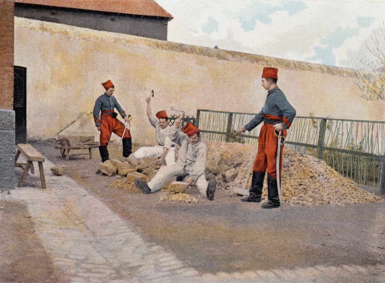 Vangit Biribissä (vangit särkemässä kiviä) - "" Military Albumissa" - Afrikkalaiset metsästäjät tekijältä French School