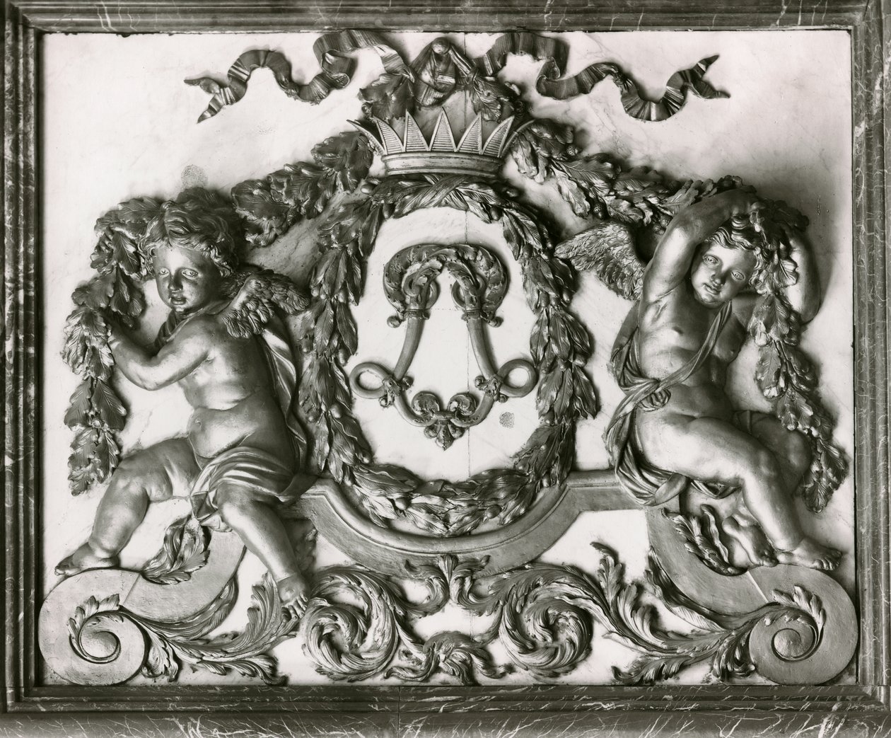 Putti L-kirjaimen vieressä Salon des Gardes de la Reinen ovessa (stukkityö) tekijältä French School