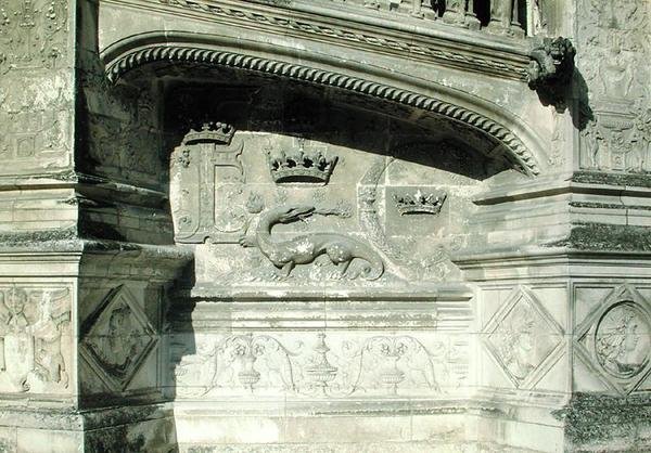 Reliefi Grand Escalierista, jossa on Francois I:n (1494-1547) vaakuna salamanterilla tekijältä French School
