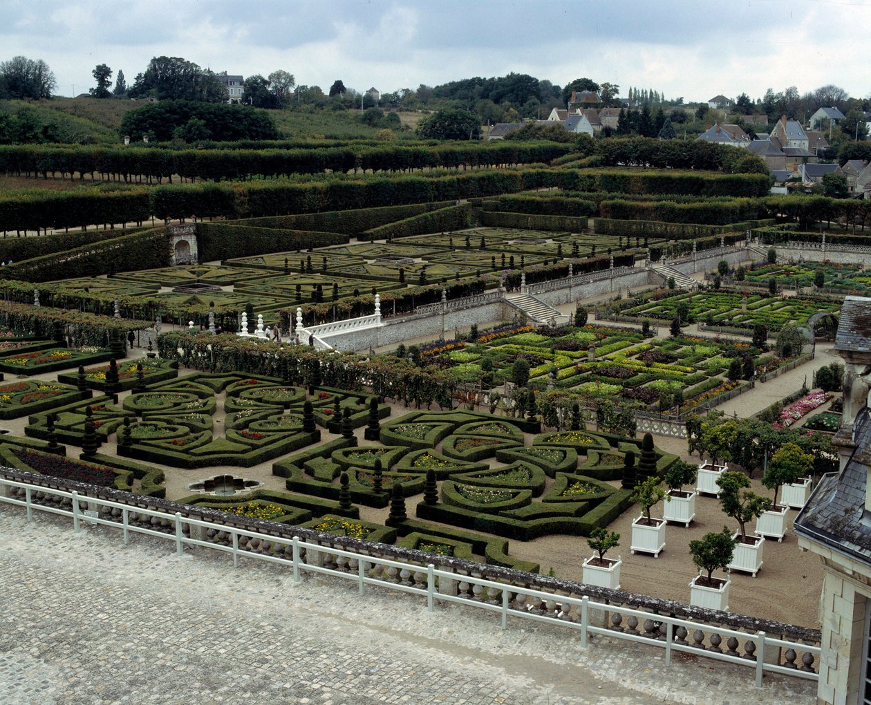 Renessanssiarkkitehtuuri: näkymä 1500-luvun alussa rakennetun Chateau de Villandryn puutarhaan, se on yksi Loiren linnakkeista. Villandry, Indre et Loire tekijältä French School