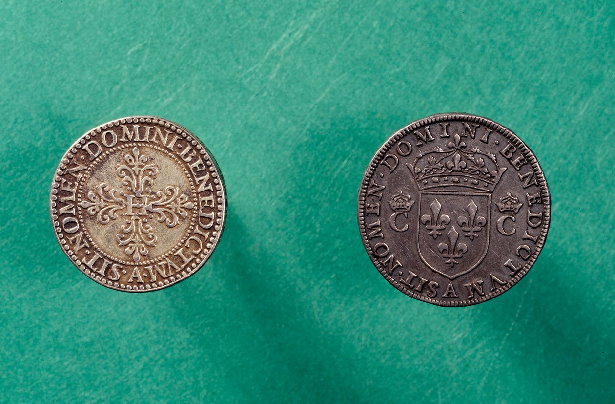 Käänteiset kolikot: alareunassa puolen frangin hopearaha, jossa on Ranskan kuninkaan Henrik III:n (1551-1589) kuva tekijältä French School