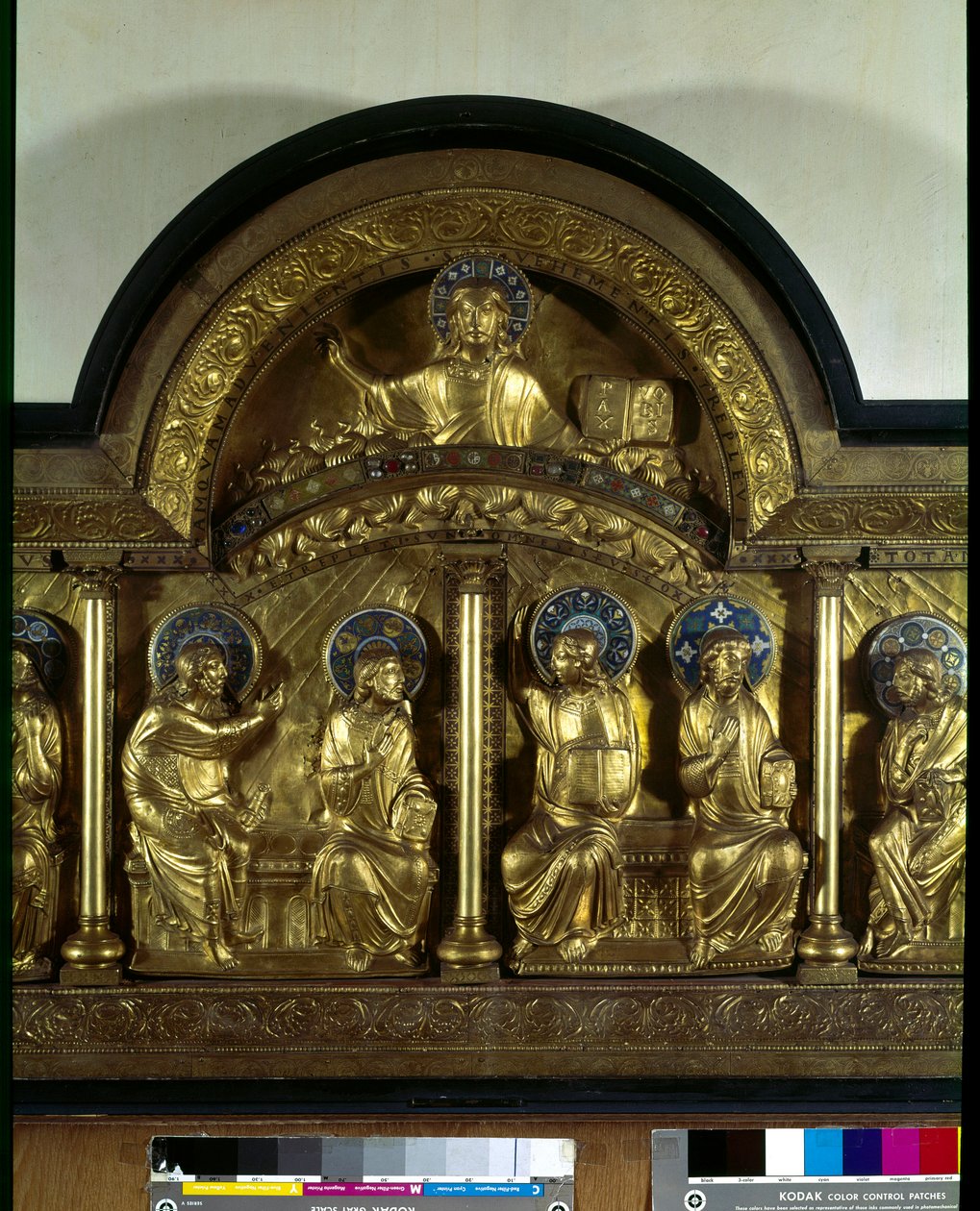 Romaaninen taide: Helluntai alttaritaulu: antependium puusta, kuparista ja emalista. Yksityiskohta. Stavelotista (Maas) Noin 1160-1170. Pariisi, Keskiajan kansallismuseo, Thermes de Cluny tekijältä French School