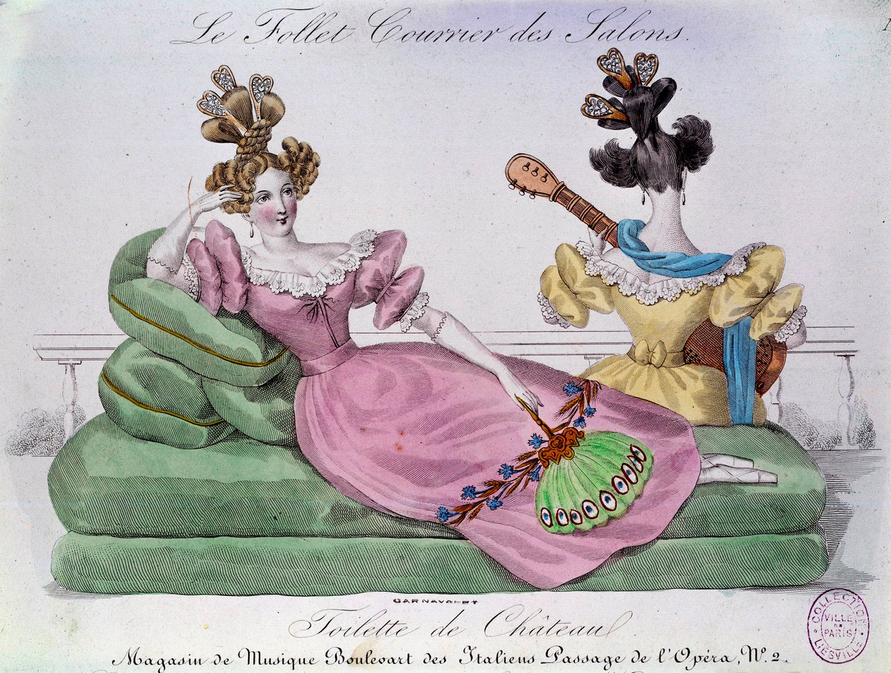 Romanttinen muoti: Chateau-wc. Kaksi naista, joilla on ylelliset hiustyylit canapen päällä. Kaiverrus 1800-luvulta. Pariisi, Musee Carnavalet tekijältä French School