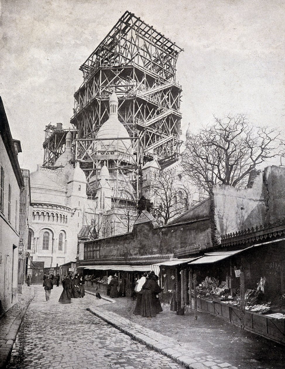 Ruusukirkkokauppiaita rakenteilla olevassa Pyhän Sydämen kirkossa 1800-luvun lopulla tekijältä French School