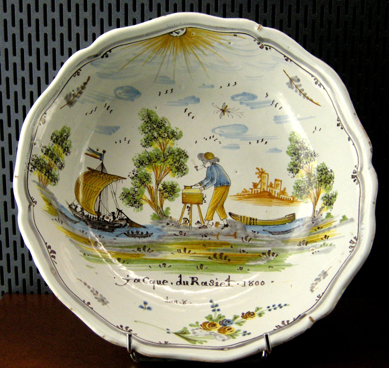 Salaattikulho, joka kuvaa käsityöläistä ja veneitä Loirella, Nevers, 1800 (keraaminen) tekijältä French School