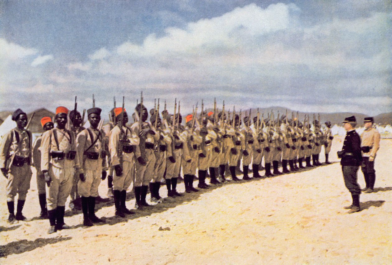 Senegalilainen jalkaväki Frejusin rannalla (värillisen valokuvan jälkeen), 1915 tekijältä French School