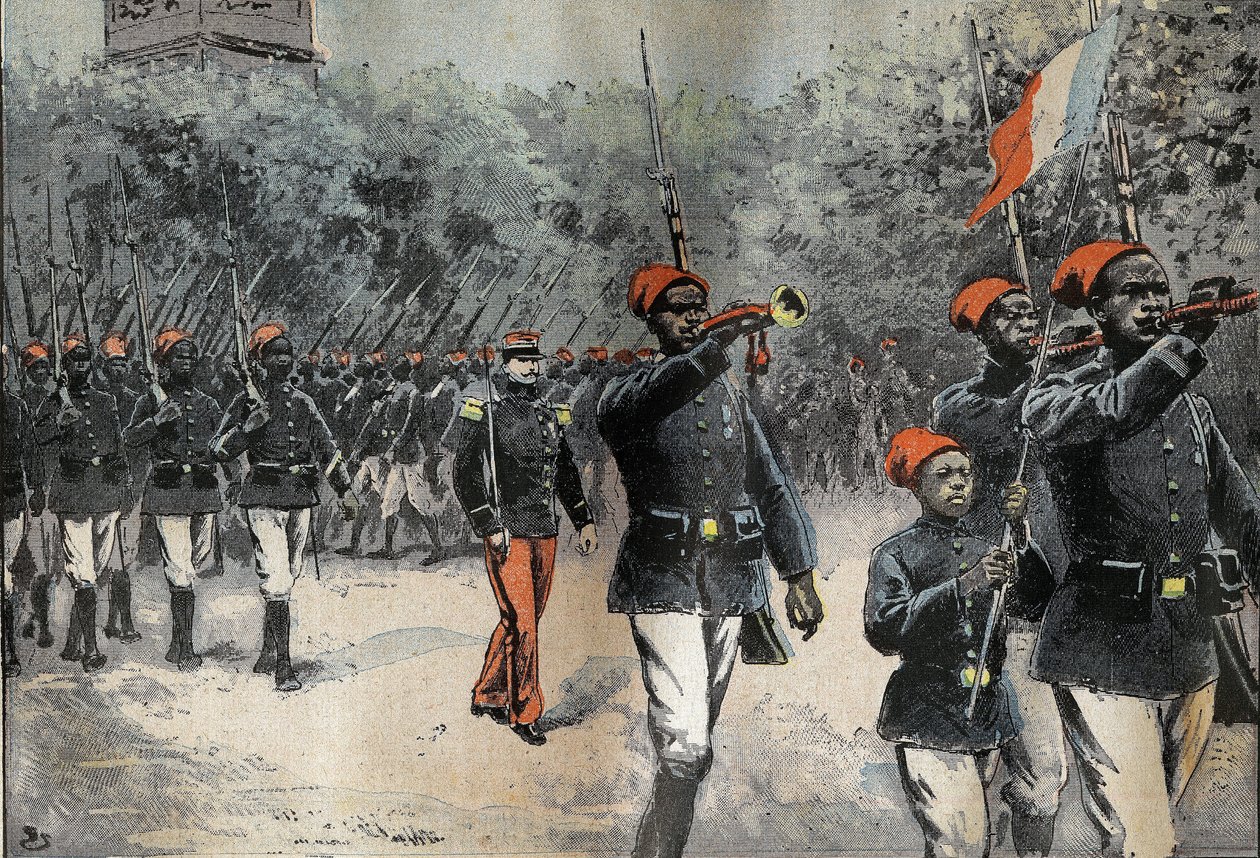 Senegalilaiset Tirailleurit palaavat komentaja Jean-Baptiste Marchandin (1863-1934) Afrikan tutkimustehtävästä, jota komentaa kapteeni Mangin (1873-1908) valmistautumassa heinäkuun 14. päivän tarkastusta varten. tekijältä French School