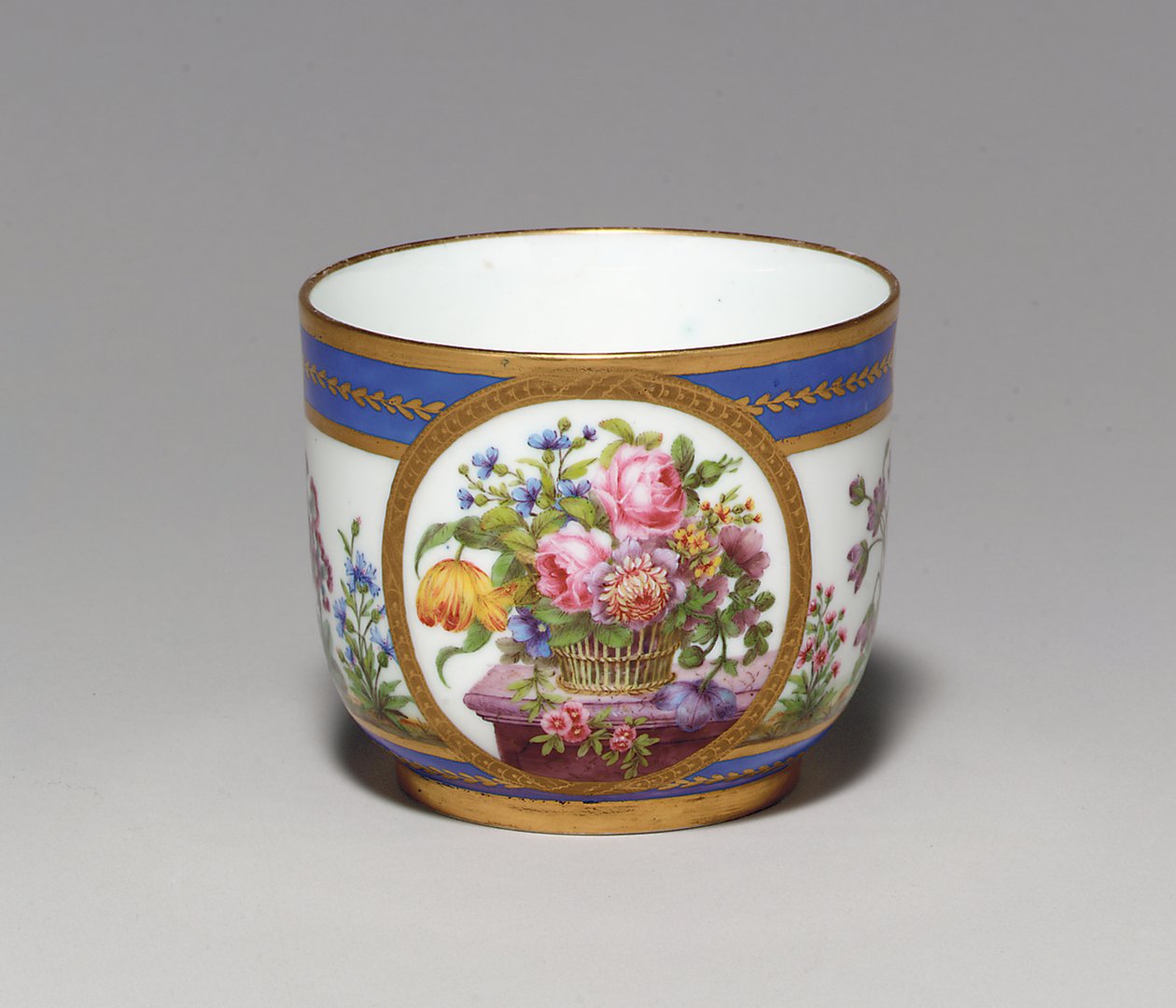 Sevres Beau Bleu sokerikulho, maalarin merkki Nicquetille, kultausmerkki Vandelle, 1789 tekijältä French School