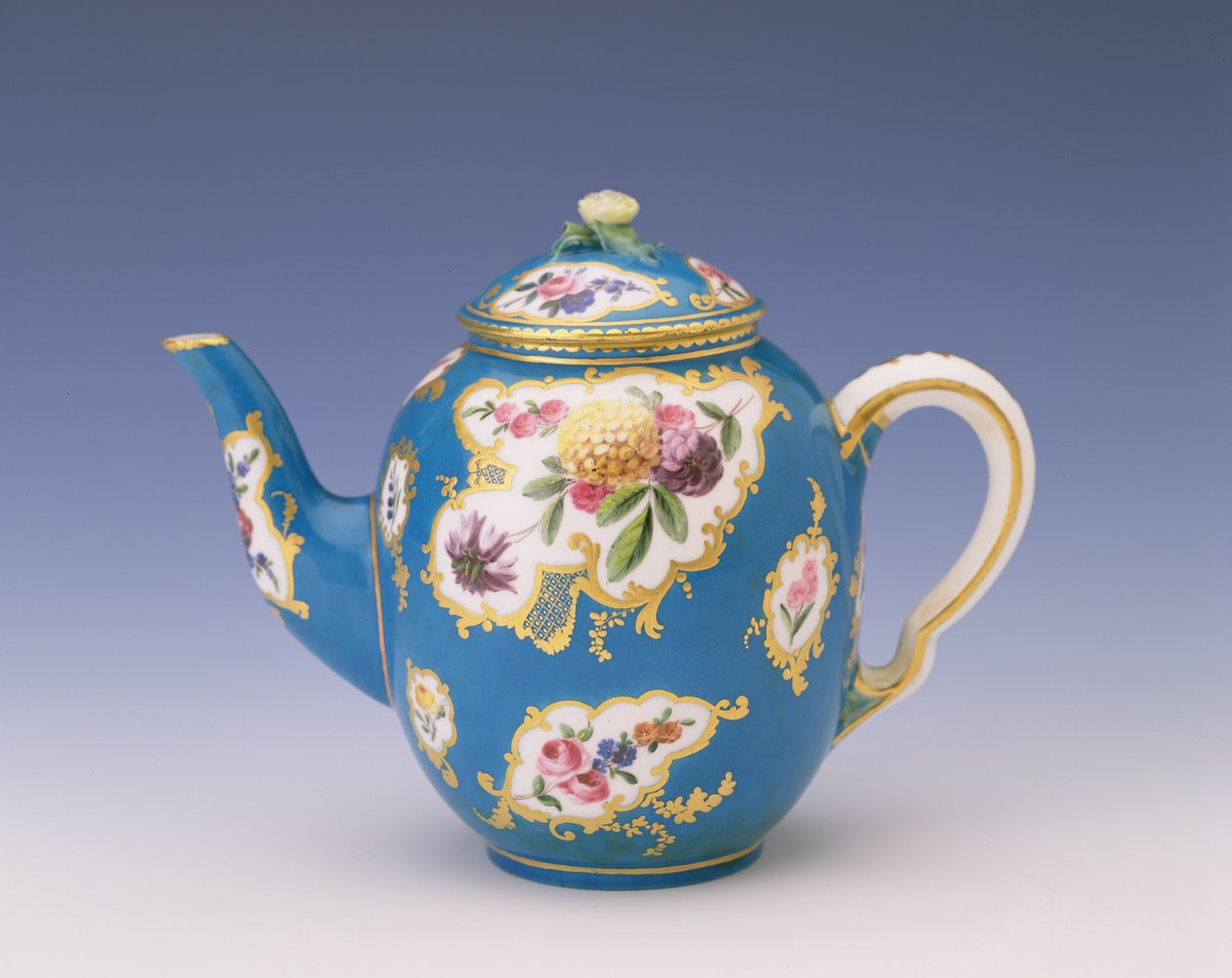 Sevres teekannu bleu celeste -jauheella, 1766 (posliini) tekijältä French School