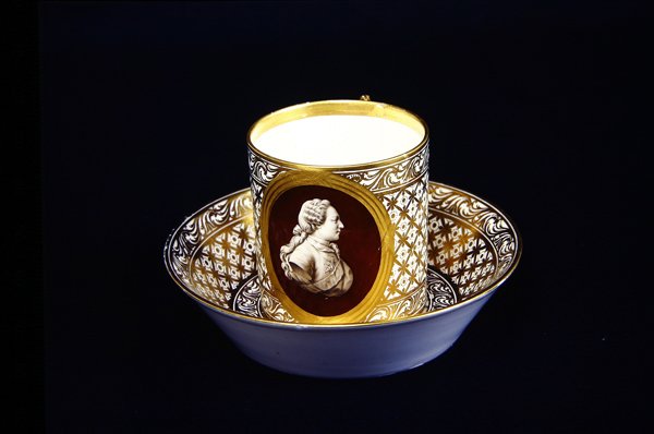 Sevres-kuppi ja lautanen, jossa on Ludvig XVI:n kuva, n. 1775 (posliini) tekijältä French School