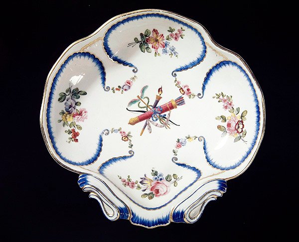 Jousilla ja nuolilla koristeltu Sevres-lautanen, 1762 (fajanssi) tekijältä French School