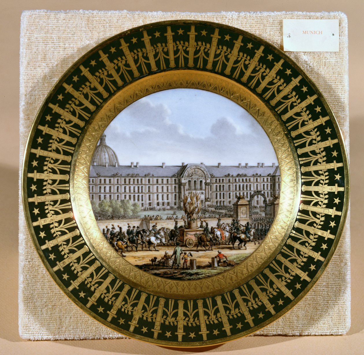 Sevres-levy, joka kuvaa Frederick II:n (1712-86) Suuren miekan saapumista Hotel des Invalidesiin (posliini) tekijältä French School