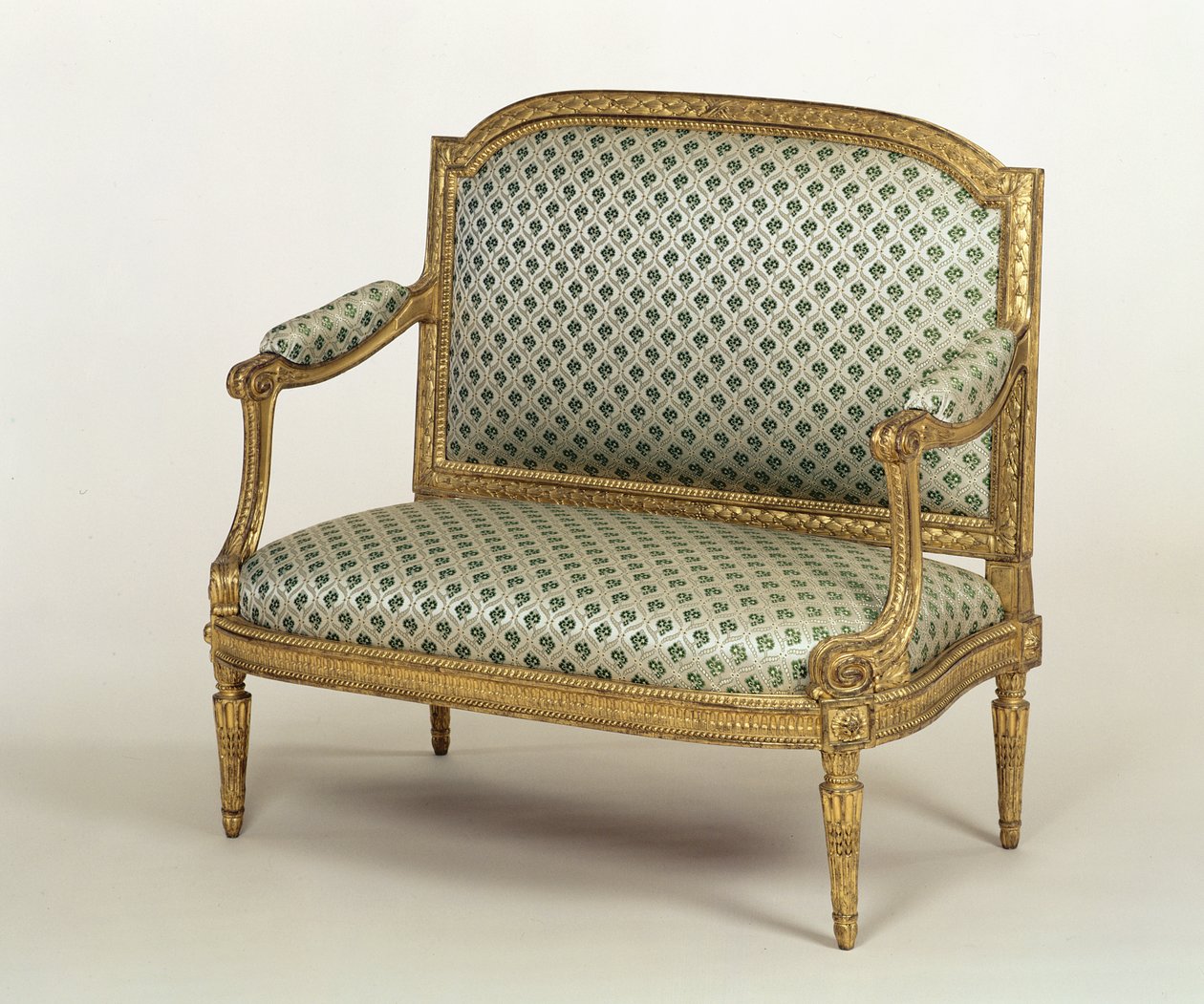 Pieni Louis XVI -sohva, leimannut J.P.Boulard, n. 1775 (veistetty kullattu puu ja verhoilu) tekijältä French School