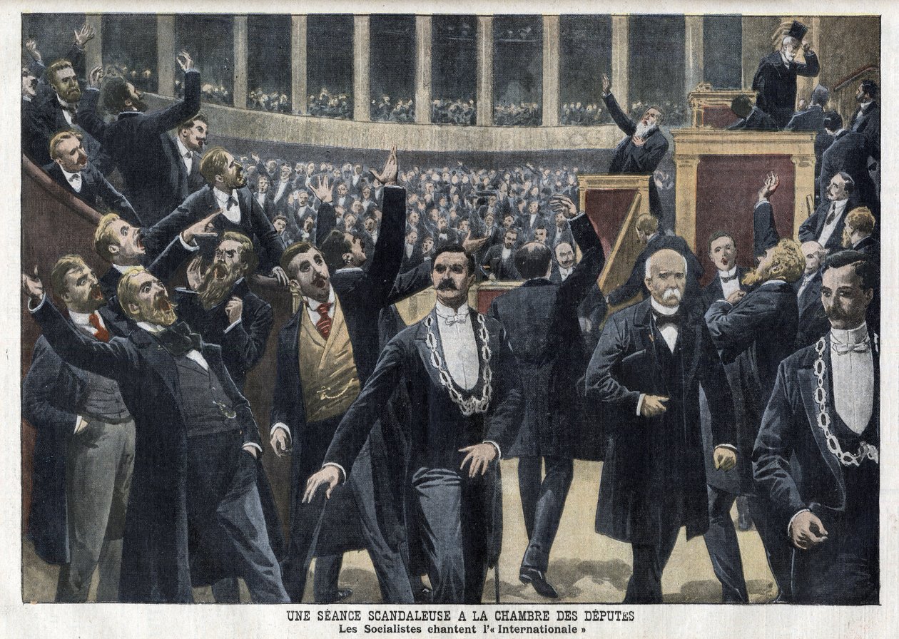 Sosialistit laulamassa The Internationalia Ranskan edustajainhuoneessa keskellä istuntoa Georges Clemenceaun (1841-1929) läsnä ollessa - "Le Petit Journal", toukokuu 1909 (kaiverrus) tekijältä French School