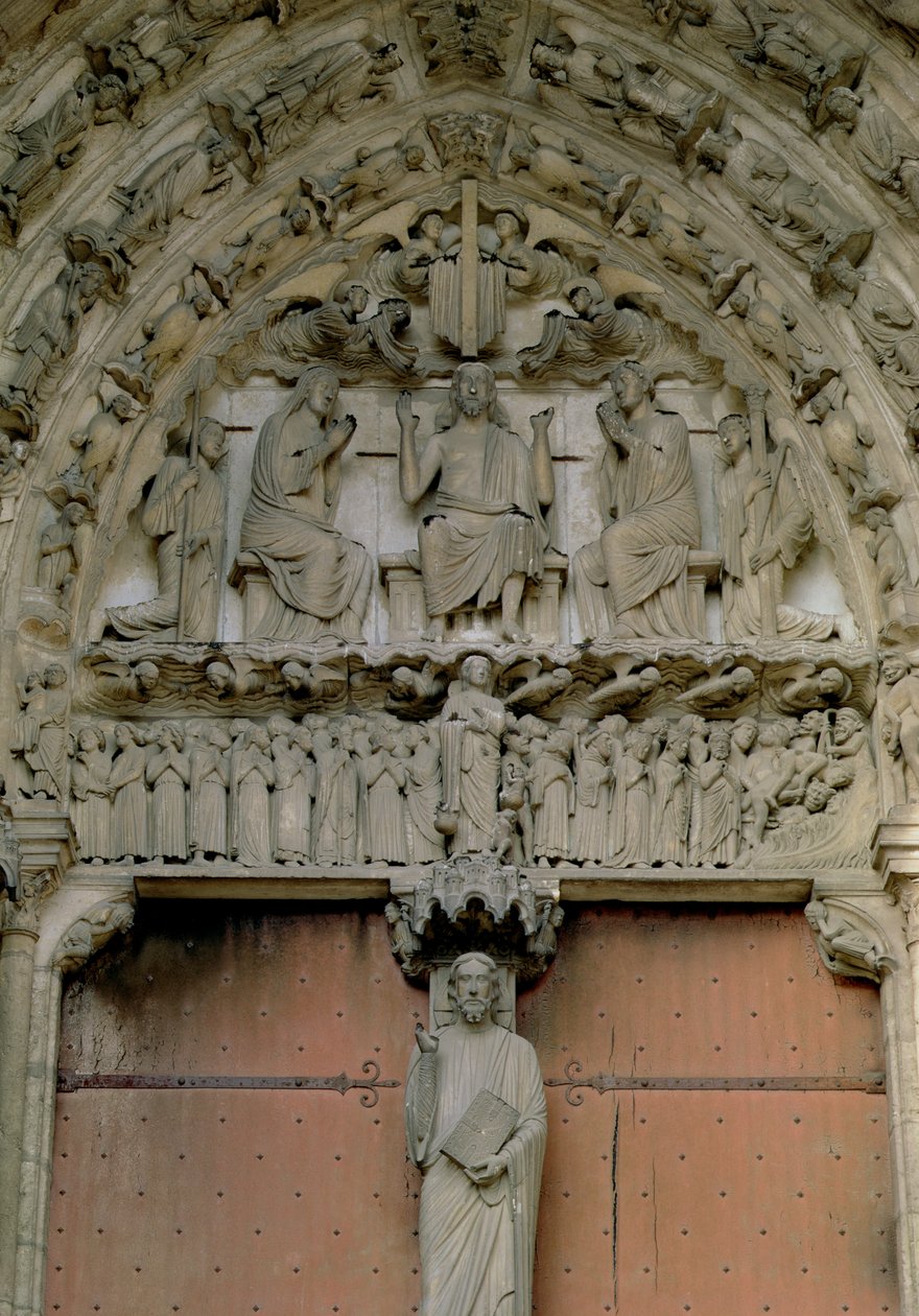 Eteläportaalin tympanoni, jossa Kristus istuu valtaistuimella Beau Christ -hahmon kanssa alla olevassa trumeaussa, 1100-luku tekijältä French School