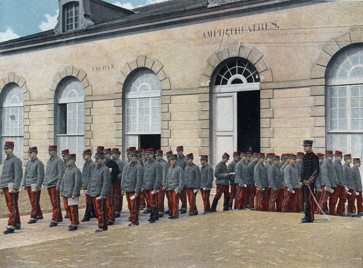 Saint-Cyrin erityissotakoulu (Saint Cyr), sisäpalvelu: Uloskäynti amfiteatterista. tekijältä French School