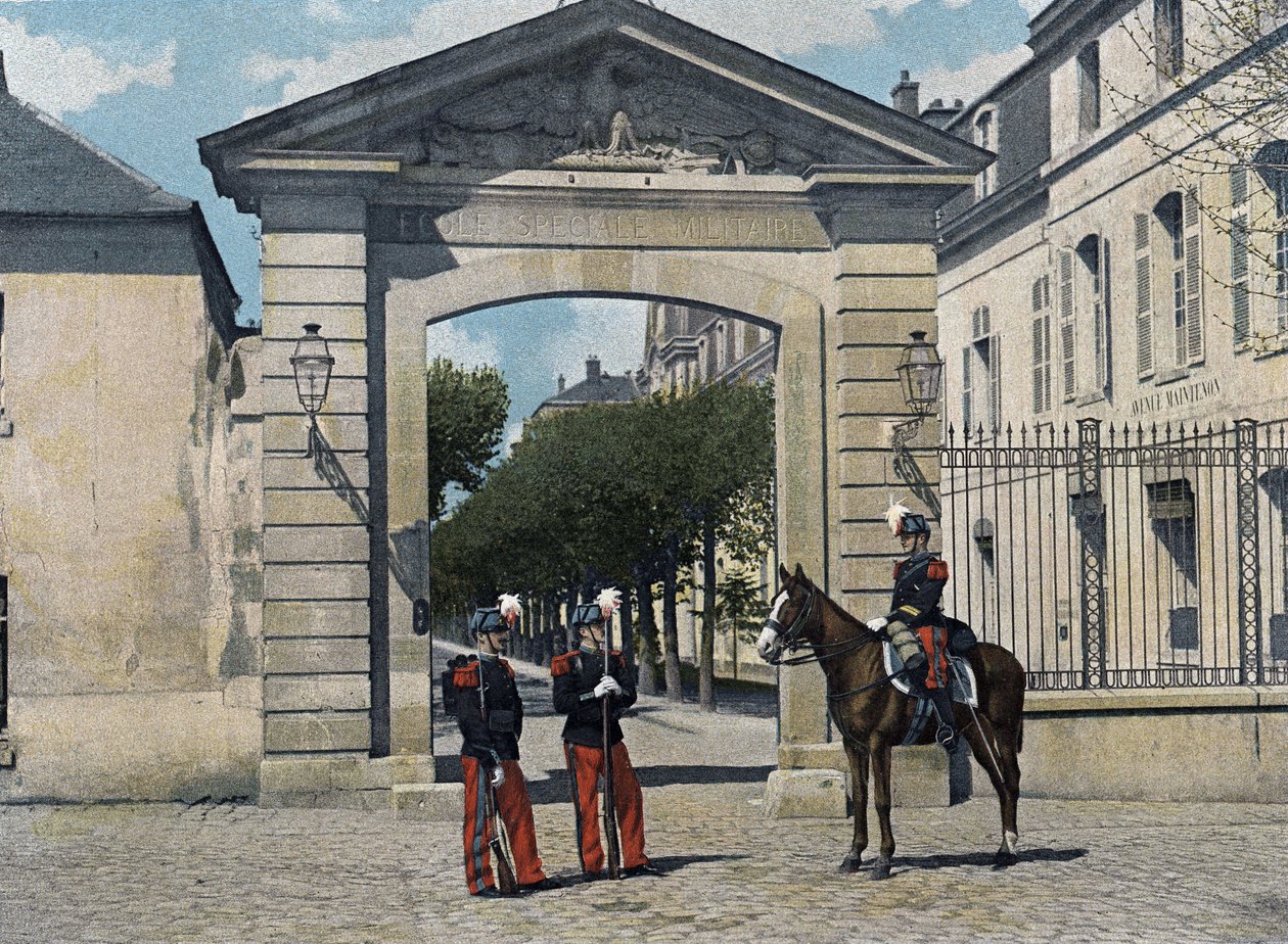 Saint-Cyrin erityissotakoulu (Saint Cyr), sisäpalvelu: Jalkaväen ja ratsuväen oppilaat suurissa palvelusvaatteissa (entinen). Albumissa militaire: scene de la vie du soldat tekijältä French School