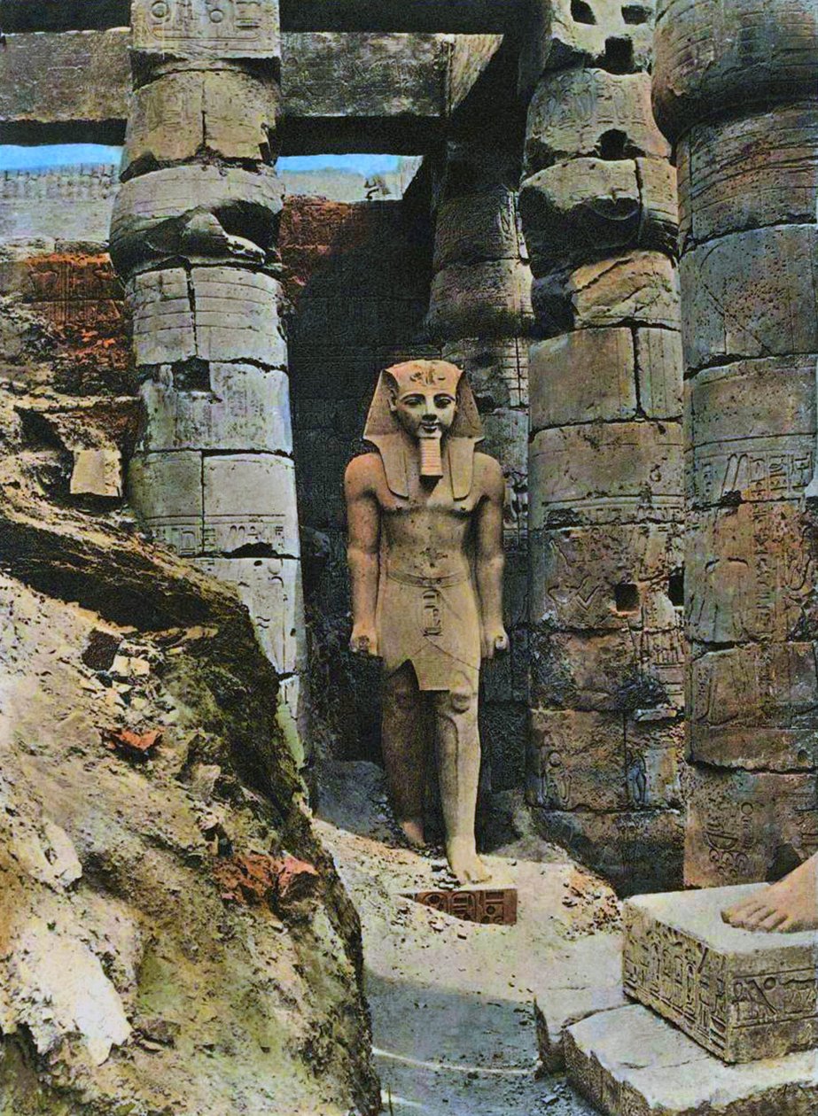 Ramses II:n patsas, Luxor, Egypti, 1903 (käsin väritetty valokuva) tekijältä French School