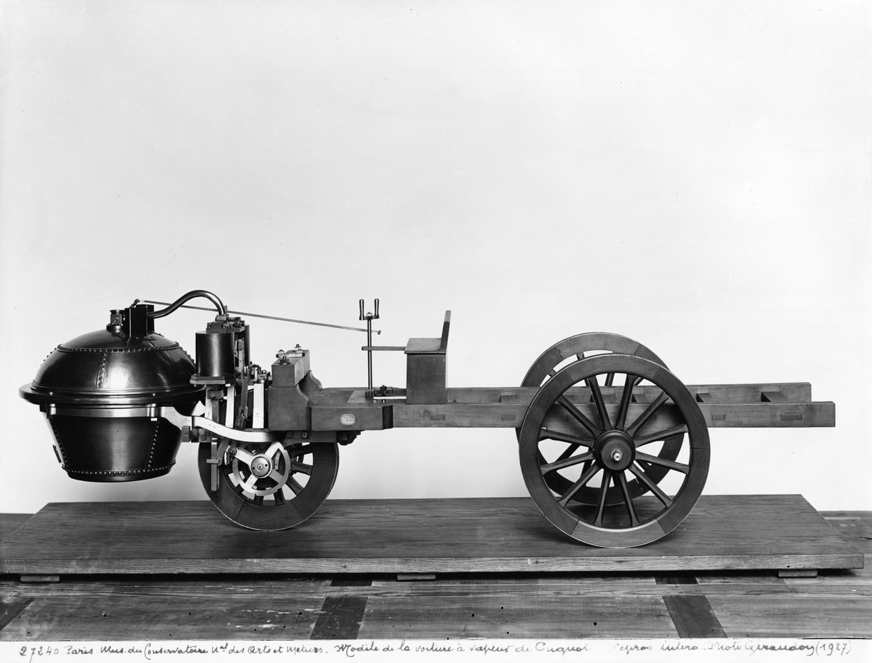 Höyrykäyttöinen auto, jonka keksi Nicolas Joseph Cugnot (1725-1804) tekijältä French School