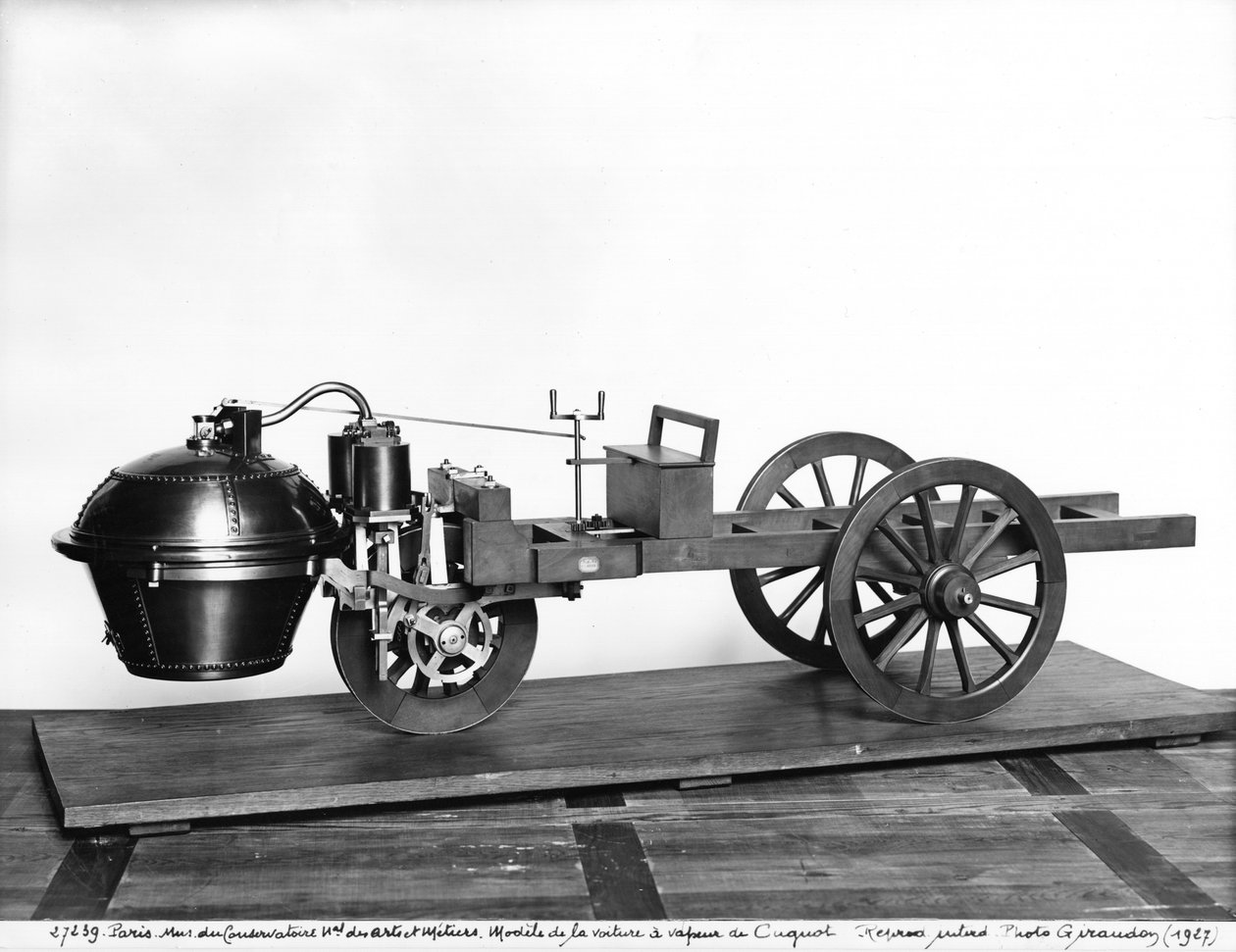 Höyrykäyttöinen auto, jonka keksi Nicolas Joseph Cugnot (1725-1804) tekijältä French School