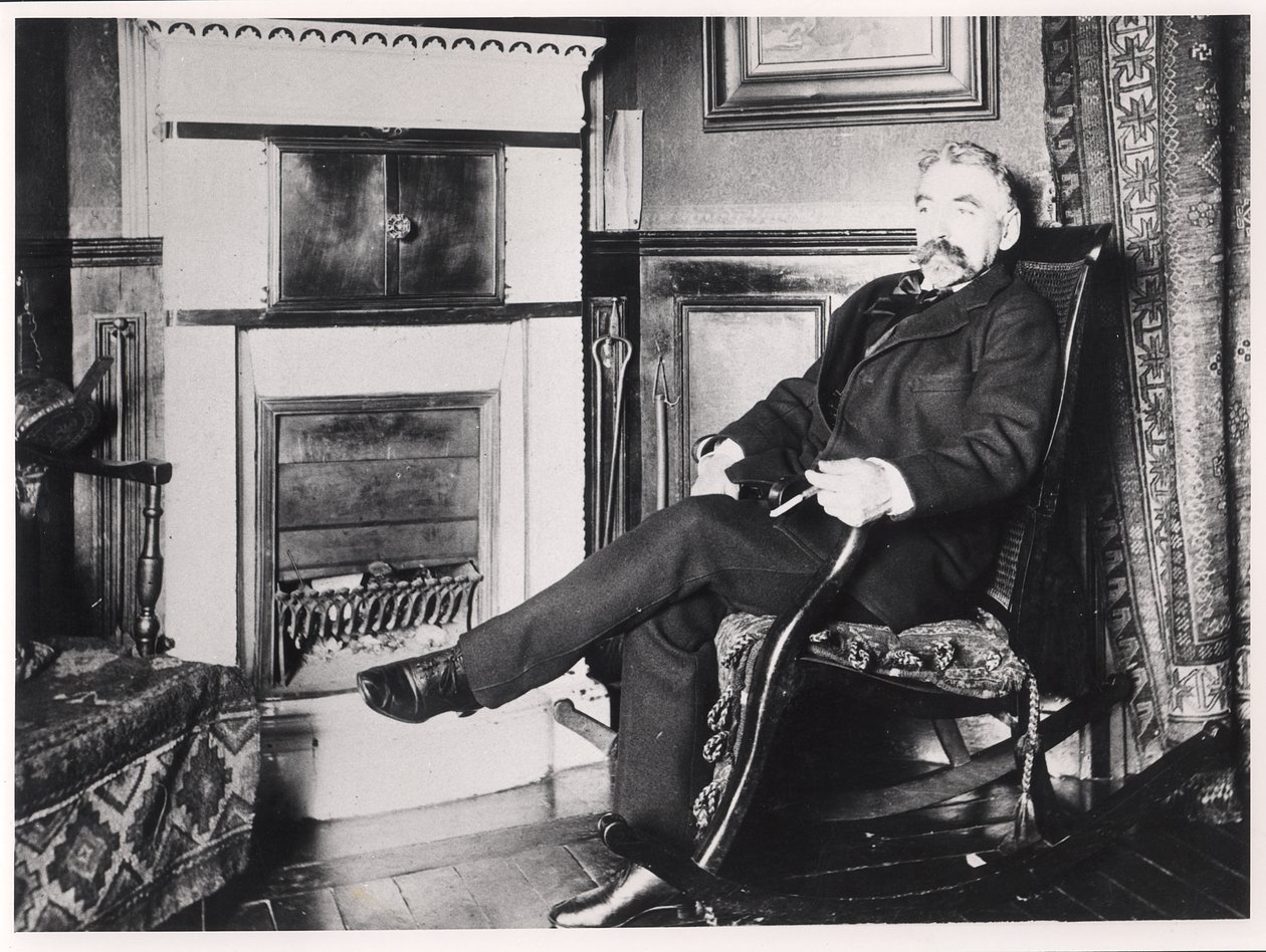 Stephane Mallarme (1842-98) istuu takan ääressä kotonaan Rue de Romella, Pariisissa tekijältä French School