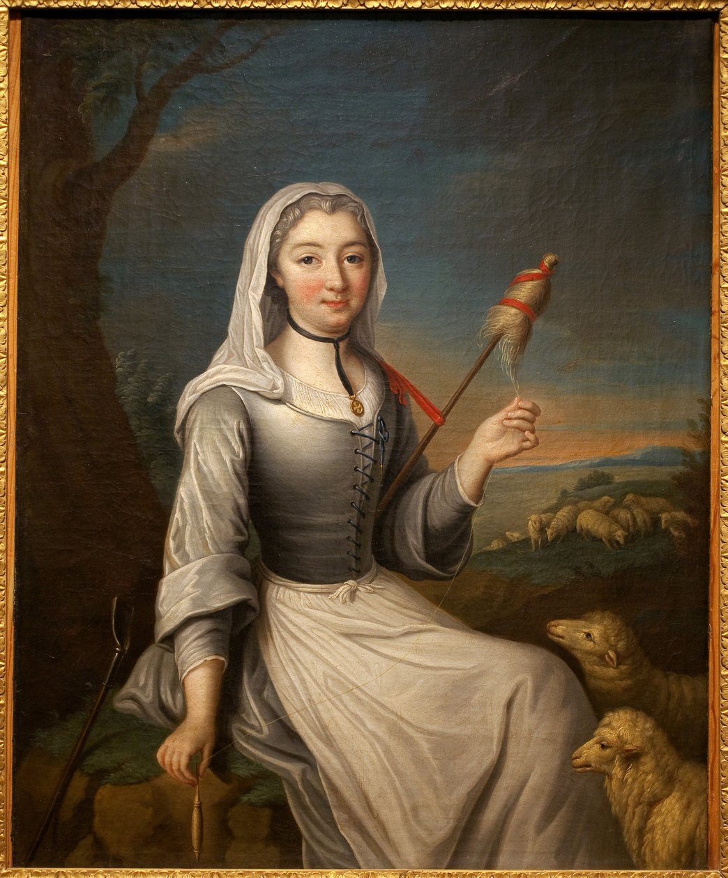 Villarsin herttuatar (?) bergereessä pitelee kassata. Ranskalainen maalaus, öljy kankaalle, 80 x 63,6 cm, 1700-luvun ensimmäinen puolisko. Musee de Tesse, Le Mans. tekijältä French School