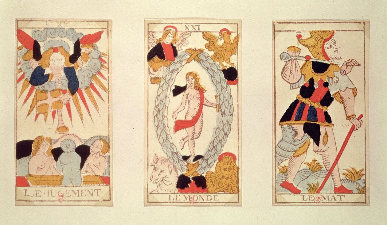 Kolme tarot-korttia, jotka kuvaavat tuomiota, maailmaa ja hullua (värillinen puukaiverrus) tekijältä French School