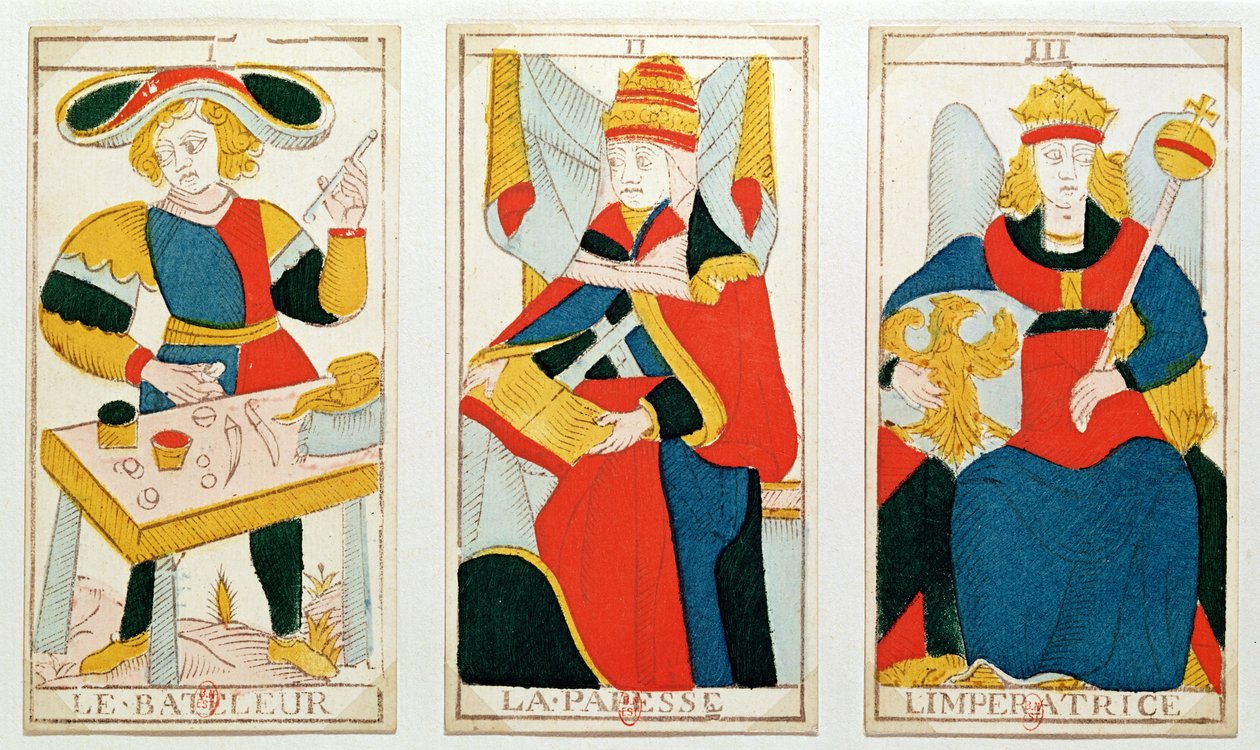Kolme tarot-korttia, jotka kuvaavat Taikuria, Ylipapittarta ja Keisarinnaa (värillinen puukaiverrus) tekijältä French School