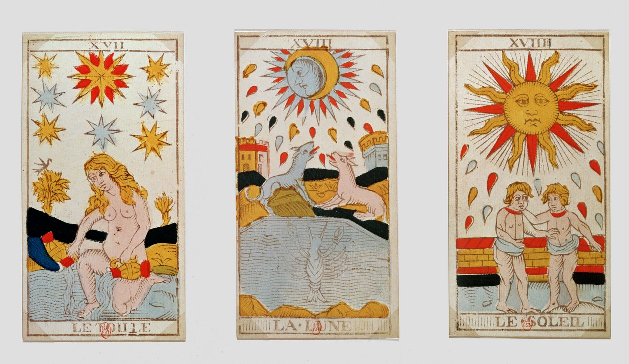 Kolme tarot-korttia, jotka kuvaavat Tähti, Kuu ja Aurinko (värillinen puukaiverrus) tekijältä French School