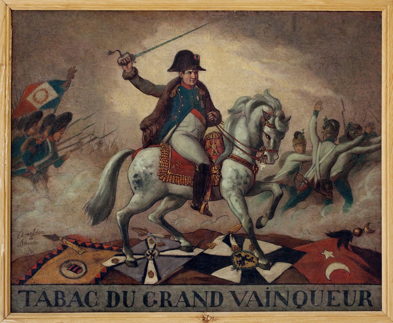 Suuren voittajan tupakkaan. (Napoleon Bonaparten (1769-1821) ratsastusmuotokuva, joka johdattaa joukkojaan taisteluun. Kankaan takapuolella nelikko: "" Hänen yritystensä menestys,/Hänen voittonsa sadassa taistelussa,/ei muita salaisuuksia/yksi ottaa pois tekijältä French School