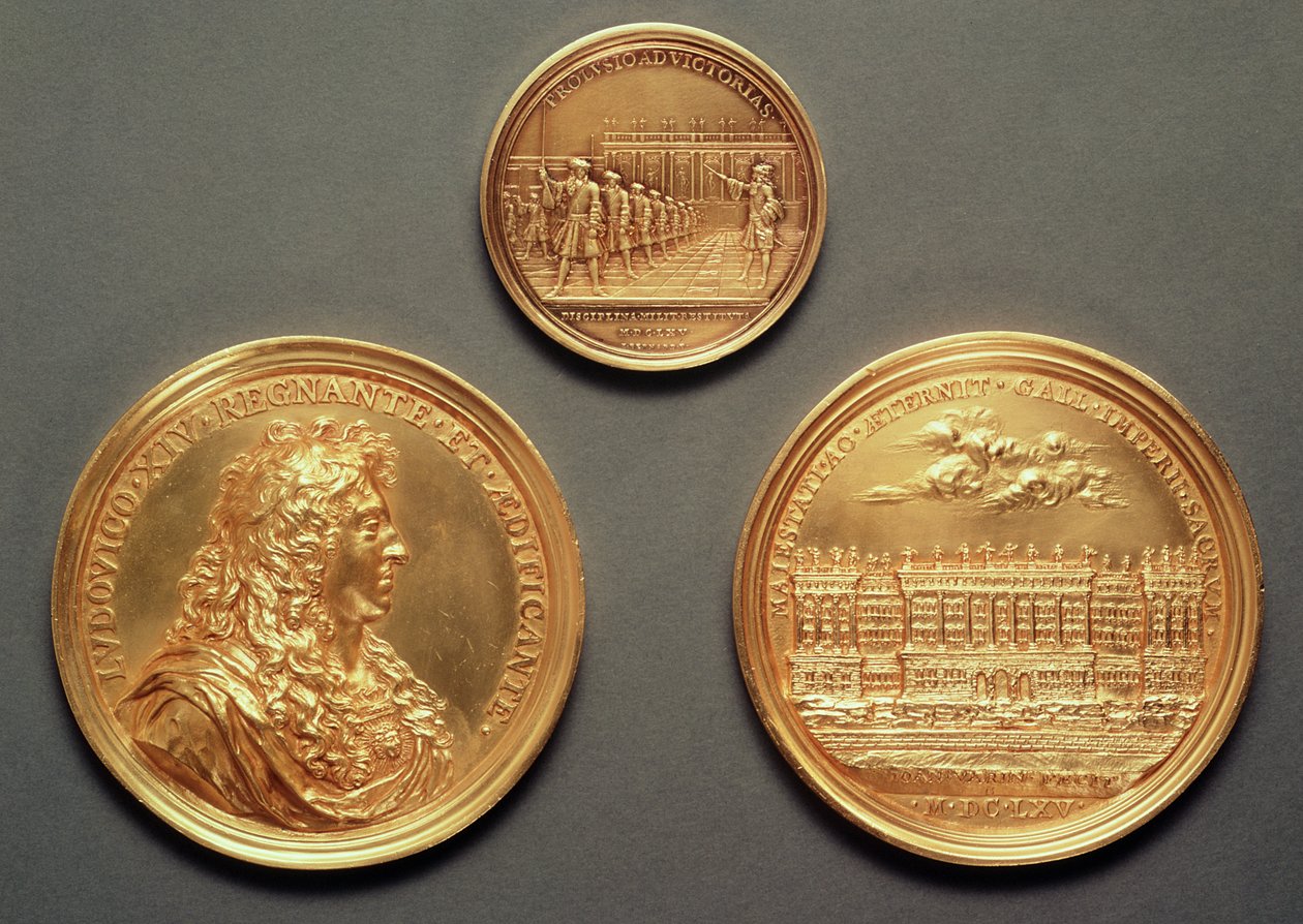 Top: Recto = Les Revues, 1680, Thomas Bernard; Alhaalla: verso = Ludvig XIV:n profiili, recto = Louvren pylväikkö, Jean Warin III:n (1604-72) Bernini-projekti (kulta) tekijältä French School