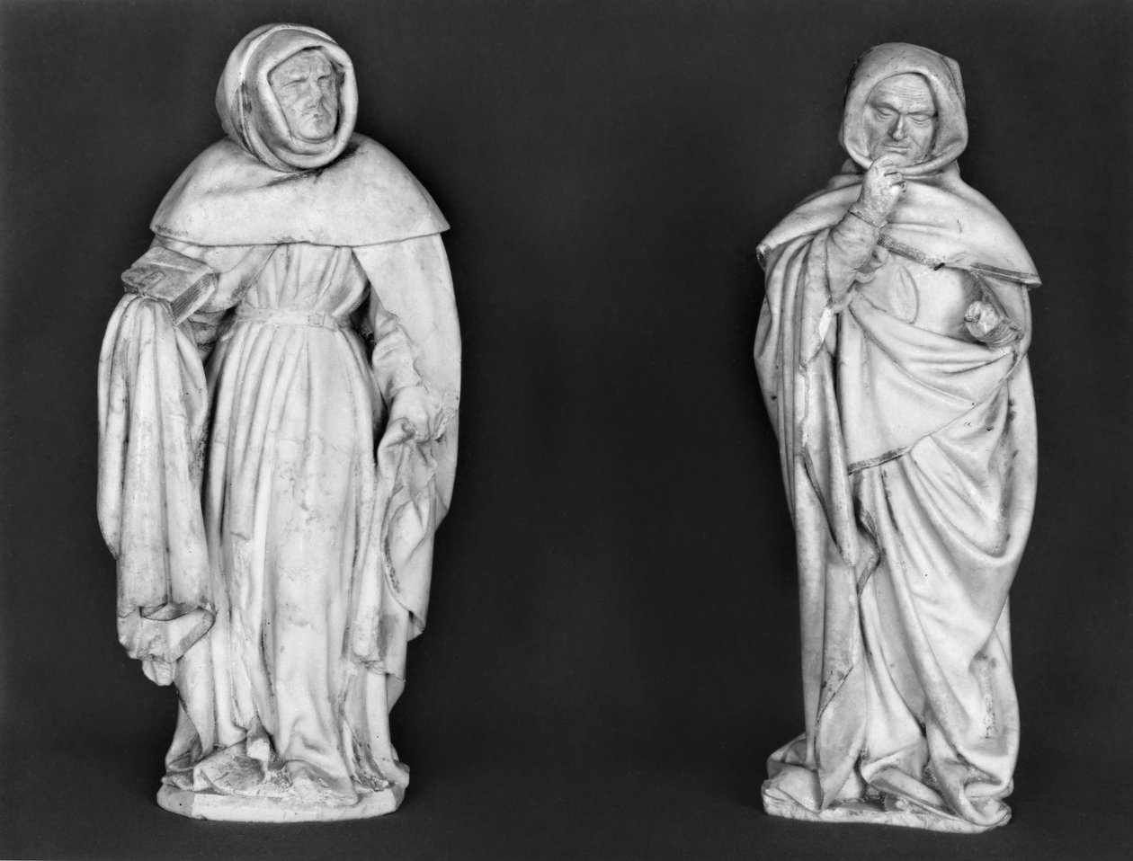 Kaksi surejaa, herttua Jean de Berryn (1340-1416) haudasta n. 1450-53 (alabasteri) tekijältä French School