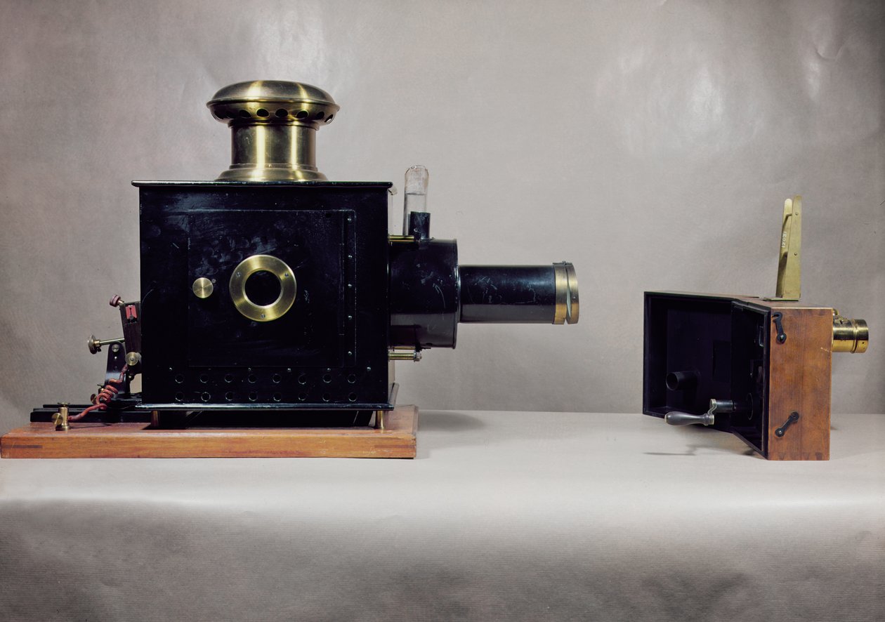 Näkymä yhdestä ensimmäisistä elokuvaprojektoreista, valmistaja August (1862-1954) ja Louis Lumiere (1864-1948) tekijältä French School