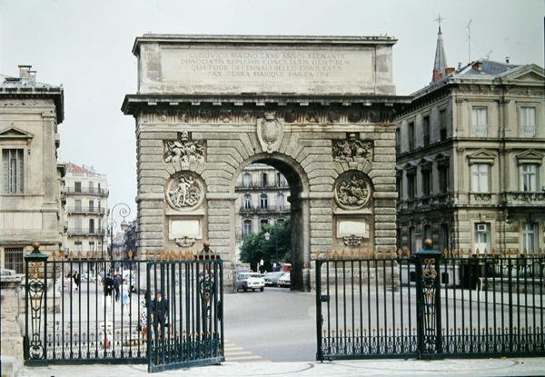 Näkymä Riemukaarelle Promenade de Peyrou -kadulla, rakennus aloitettiin vuonna 1684 ja valmistui vuonna 1776 tekijältä French School
