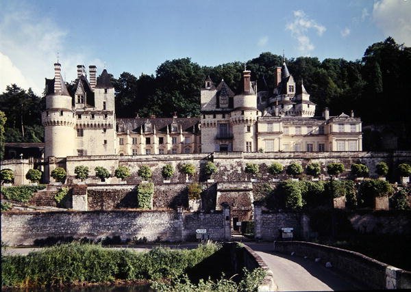 Näkymä Chateau dUsselle, joka rakennettiin ennen vuotta 1480 Antoine de Bueilille tekijältä French School
