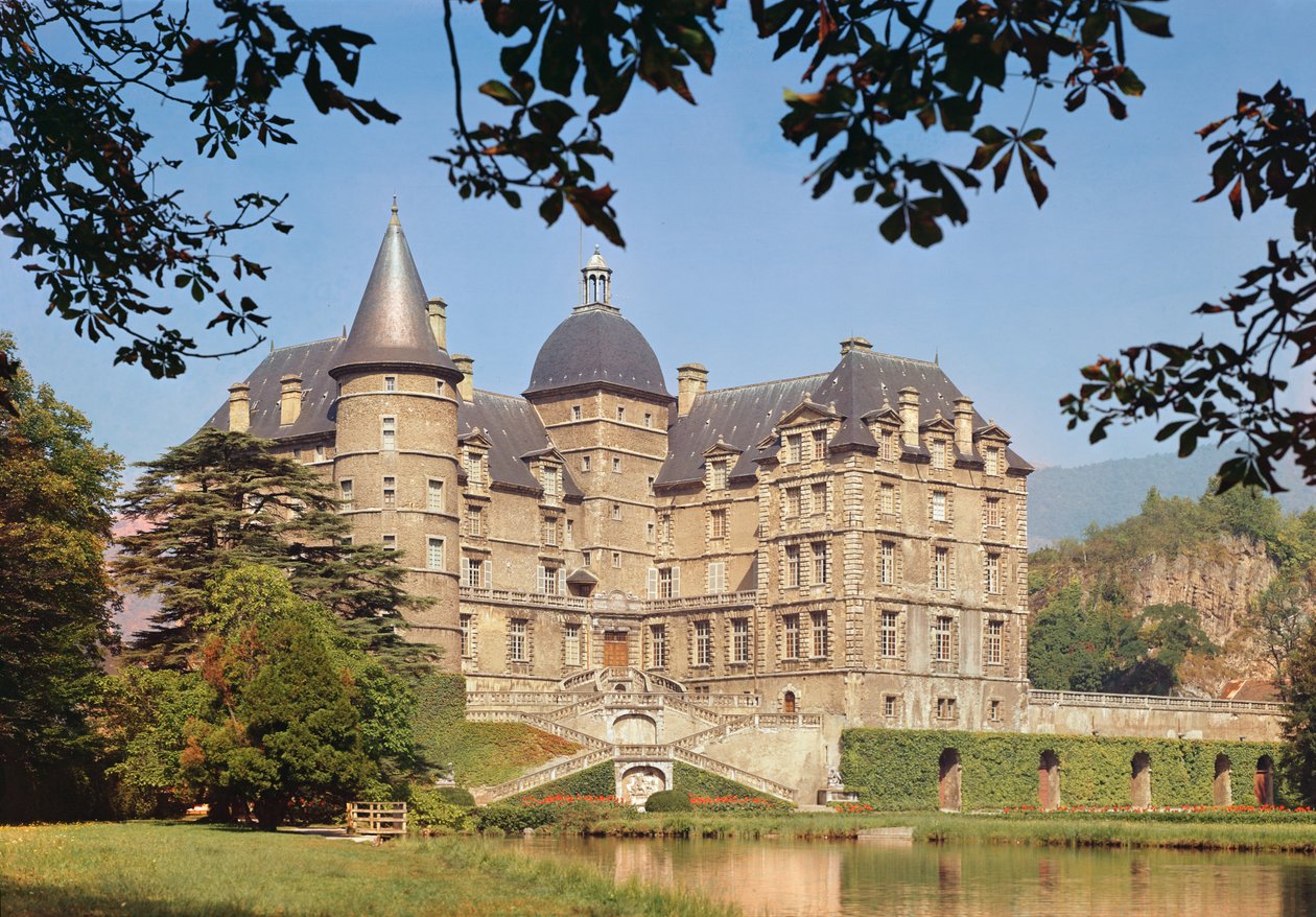 Näkymä Chateau de Vizillelle, rakennettu Lesdiguieresin konstaapelille vuosina 1611-1919 tekijältä French School