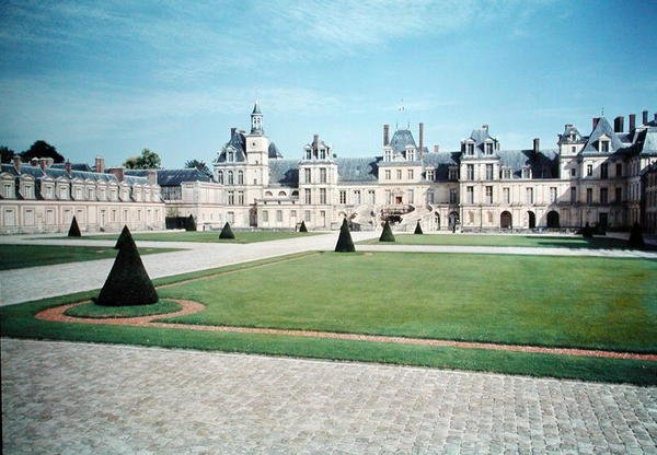 Näkymä Cour du Cheval Blancille hevosenkengän muotoisilla portailla tekijältä French School
