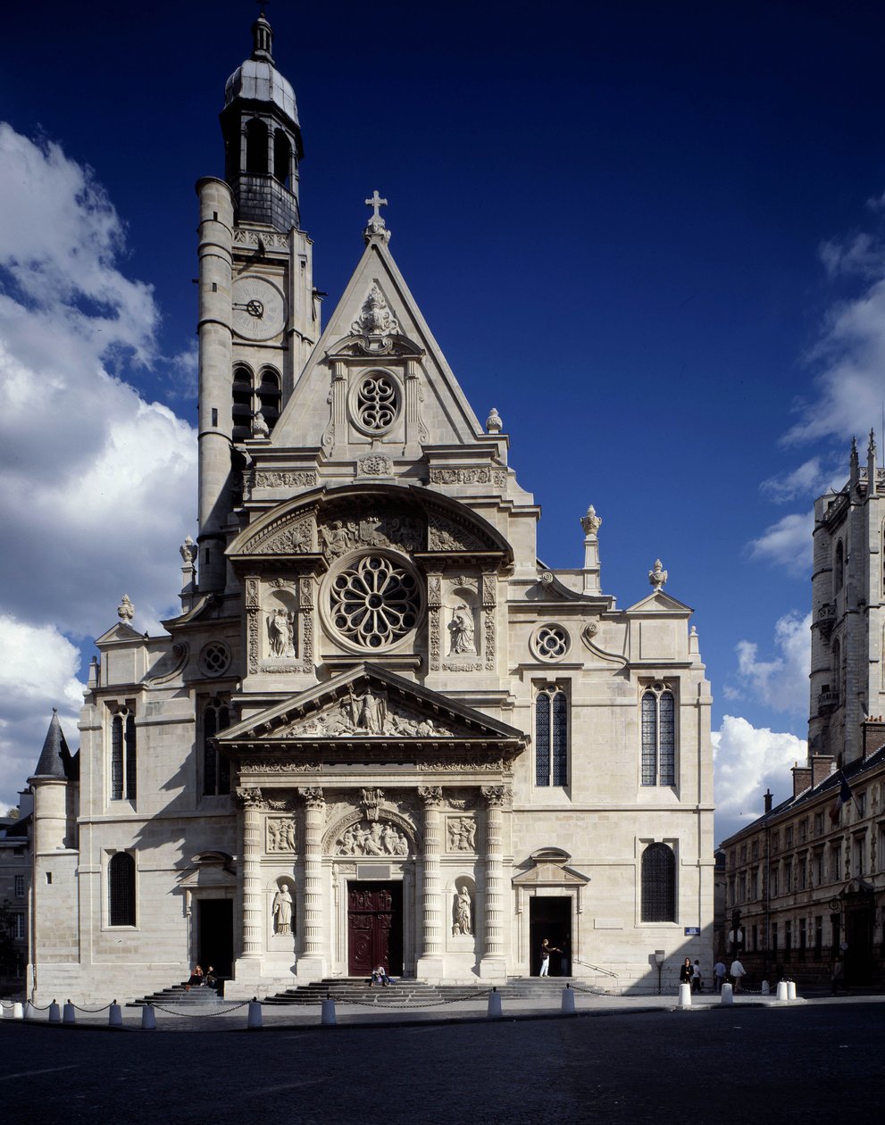 Näkymä Saint-Etienne du Montin kirkon julkisivusta, Place Sainte-Genevieve (Saint Etienne du mont) Pariisissa 5. kaupunginosassa (sama kuin Leemage-toimisto). tekijältä French School