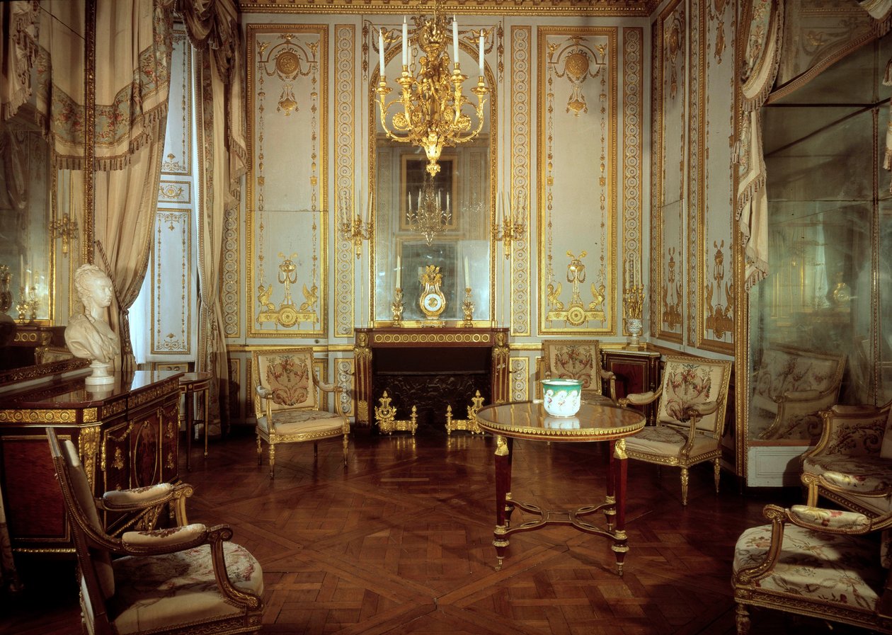 Näkymä kuningatar Marie Antoinetten (1755-1793) sisäkabinetista (dore-kaappi). Versailles, linnamuseo tekijältä French School