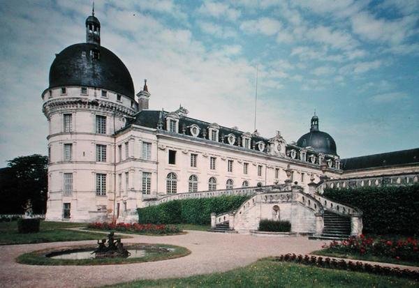 Näkymä koillisjulkisivulle ja kaksinkertaiset portaat, rakennus aloitettiin vuonna 1540 tekijältä French School