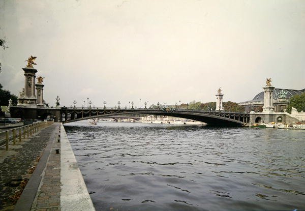 Näkymä Pont Alexandre III:lle, jonka rakensivat insinöörit Louis-Jean Resal (1854-1920) ja Amedee Alby (1862-1942) vuoden 1900 maailmannäyttelyä varten, 1897-1900 tekijältä French School