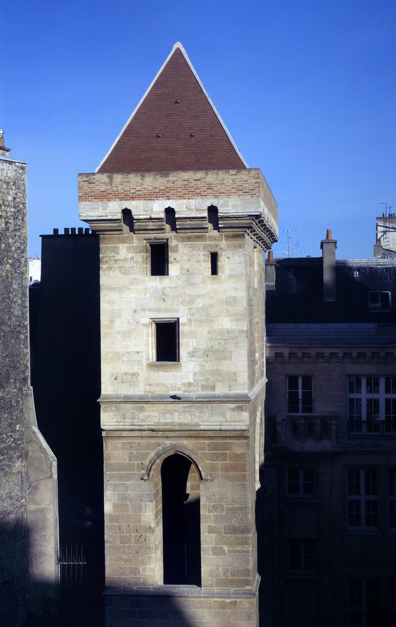 Näkymä Johanneksen tornille ilman pelkoa, jonka vuonna 1408 rakensi Johannes I Burgundialainen, joka tunnettiin nimellä John ilman pelkoa (1371-1419), Orleansin herttuan salamurhan jälkeen. Se oli osa Hotel de Bourgognea, entistä Artois erigen hotellia maa tekijältä French School