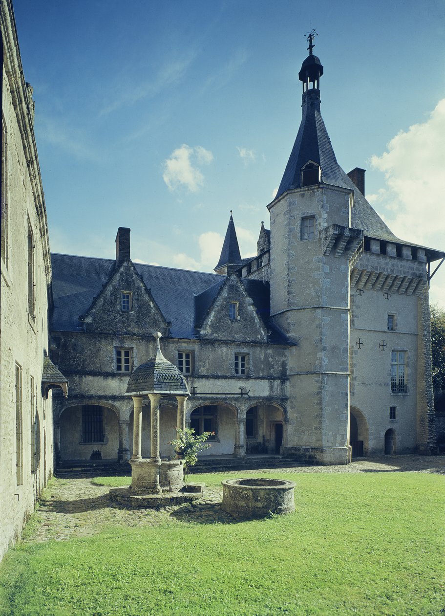 Näkymä sisäpihalle, jossa päärakennus ja kaivo, rakennettu vuonna 1520 tekijältä French School