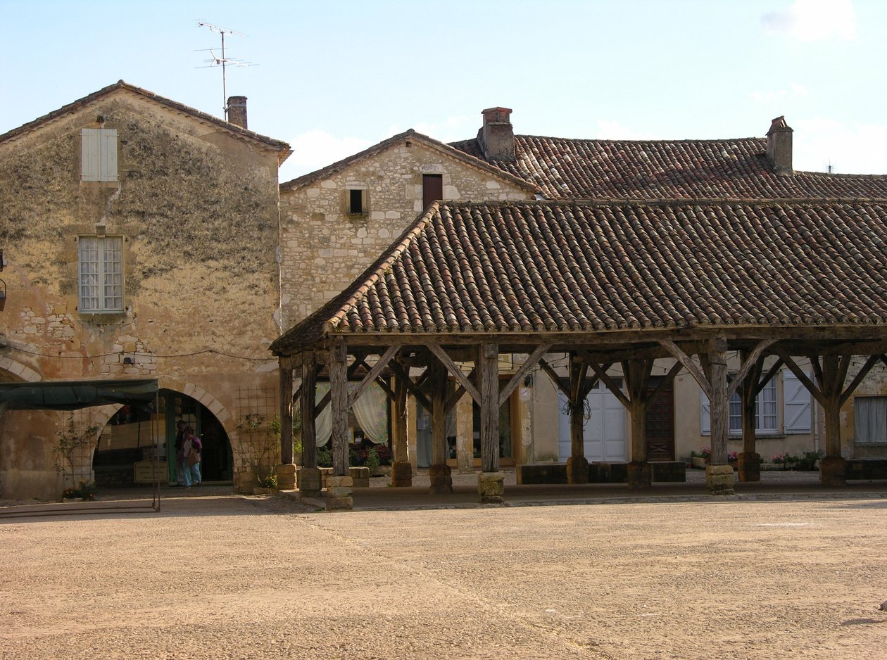 Näkymä kylän katetulle torille tekijältä French School