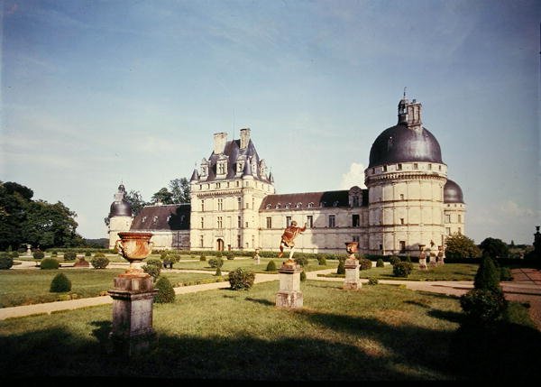 Näkymä itäiselle julkisivulle, rakennus aloitettiin vuonna 1540 tekijältä French School