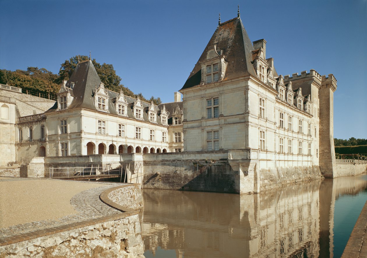 Näkymä sisäänkäynnille ja kunniapihalle tekijältä French School