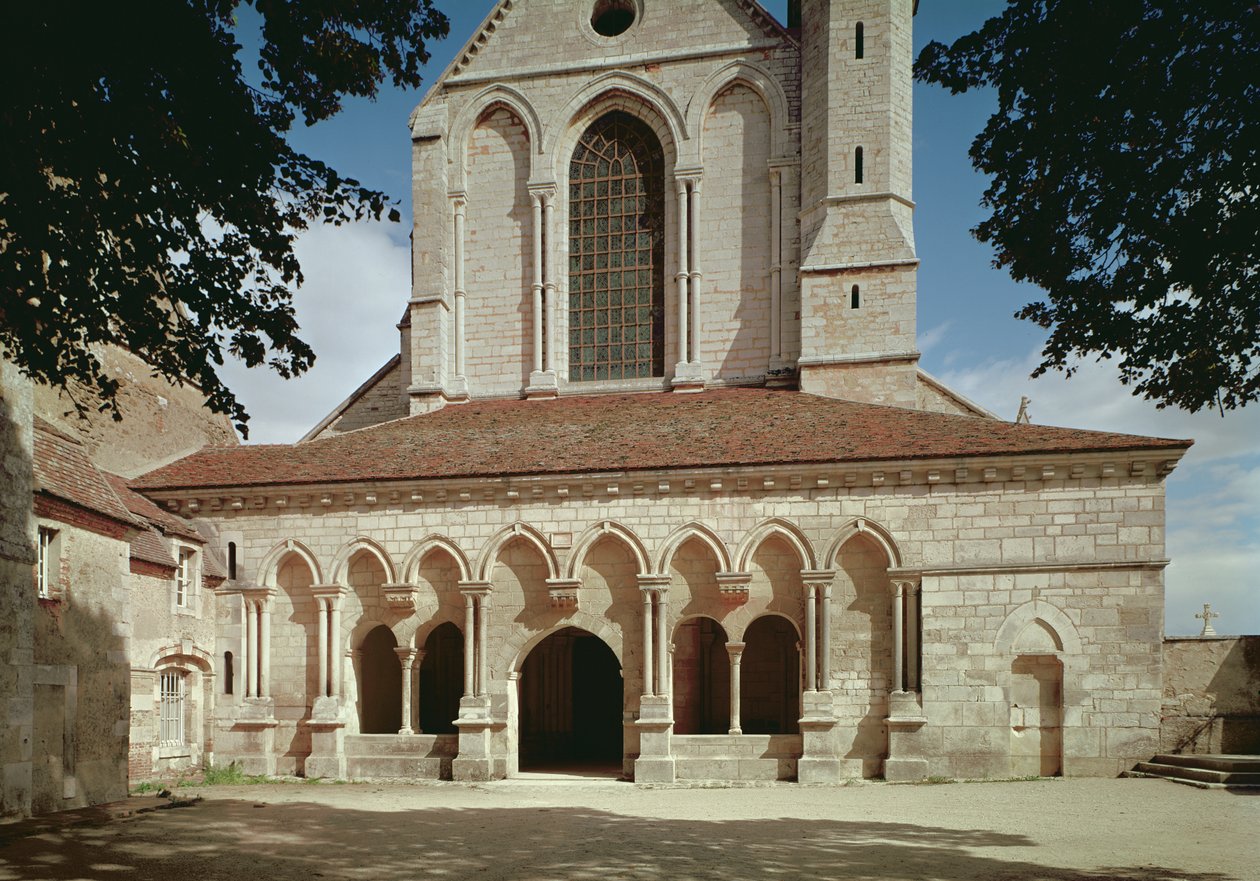 Näkymä 1140-1160 rakennetun Cistercian Abbeyn sisäänkäynnin kuistilta tekijältä French School