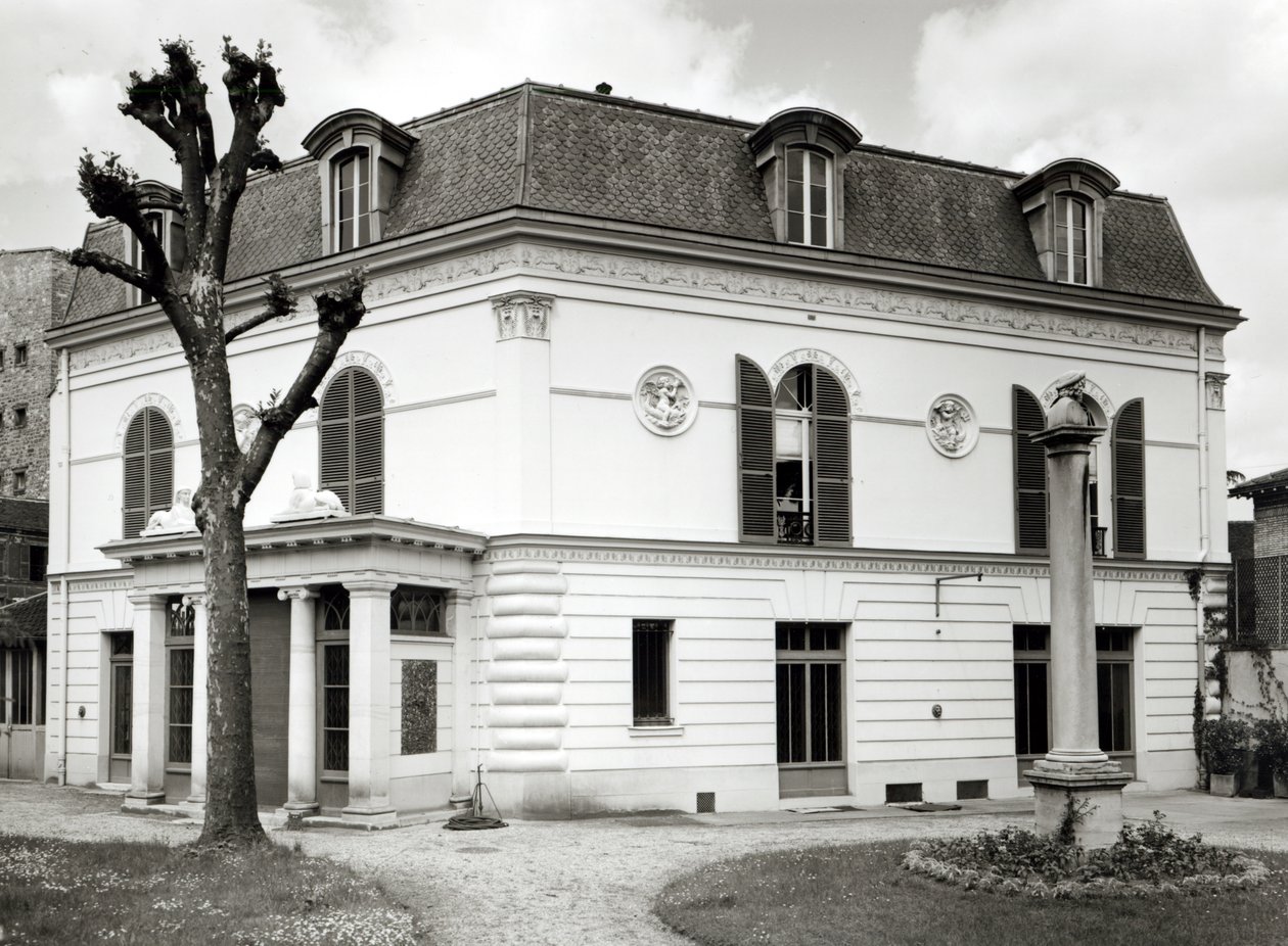 Näkymä Bibliotheque Marmottanin julkisivusta puutarhasta, rakennettu 1880-1921 tekijältä French School