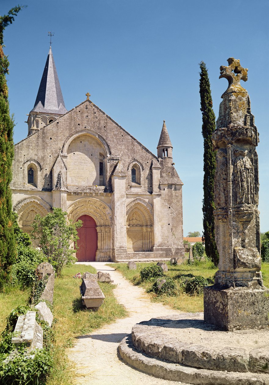 Näkymä St. Pierren kirkon julkisivusta, 1150-75 tekijältä French School